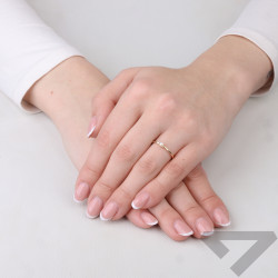 Objevte elegantní zlatý prsten s přírodní perlou a diamantem 0,02 ct (ryzost 585). Ideální dárek s certifikátem pravosti. Navšti