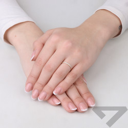 Objevte elegantní zlatý zásnubní prsten LINE Lásky s diamanty 0,07 ct v Jubiler Sezam. Nadčasový design, certifikované kameny a 