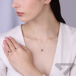 Objevte elegantní zlatý prsten Markýza s rodolitem 0,79 ct a diamanty 0,17 ct (ryzost 585) od Jubiler Sezam. Luxusní šperk s cer