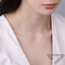 Objevte elegantní náhrdelník z bílého zlata s minimalistickým křížkem. Jemný design, ryzost 585. Ideální pro každodenní nošení. 