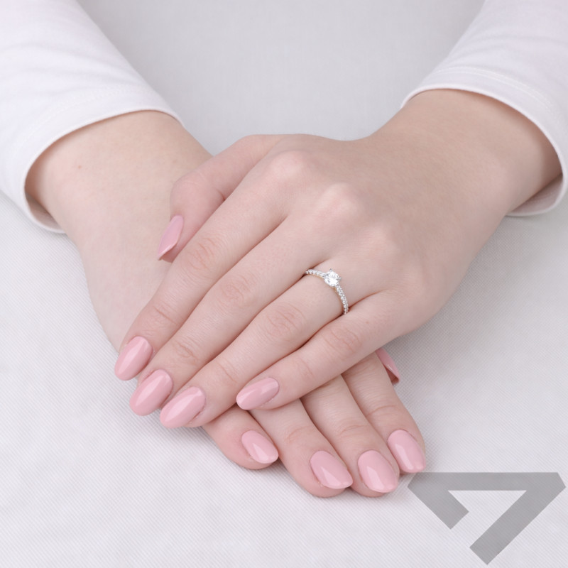 Objevte elegantní zásnubní prsten Soliter bis z bílého zlata s laboratorními diamanty 0,38 ct v Jubiler Sezam. Luxusní šperk s c