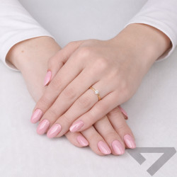 Objevte elegantní zásnubní prsten ze zlata 585 s laboratorními diamanty 0,217 ct. Nadčasový design, certifikovaná kvalita. Ideál
