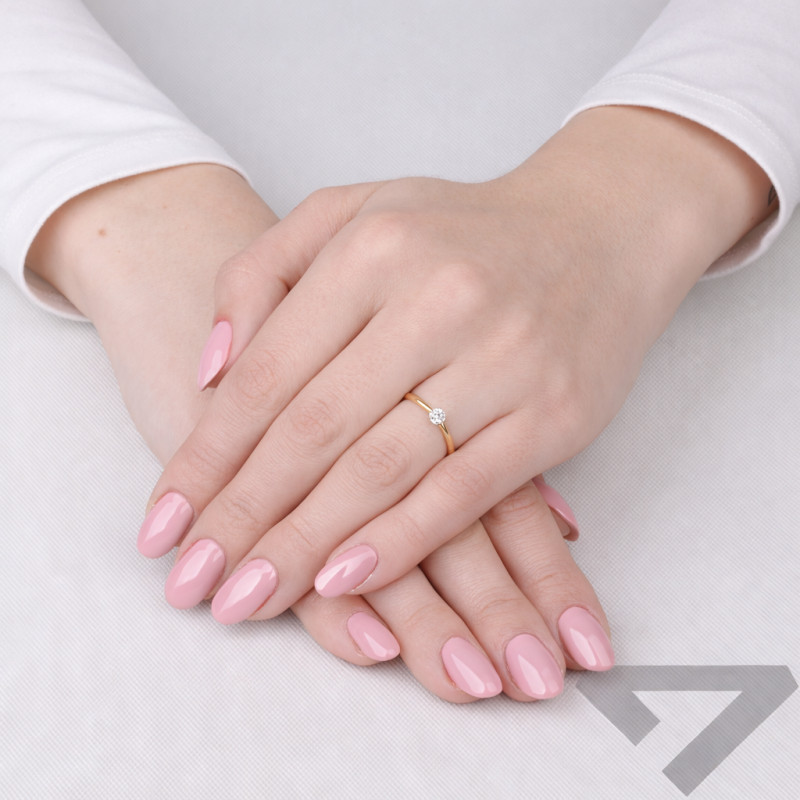 Objevte elegantní zásnubní prsten ze zlata 585 s laboratorními diamanty 0,217 ct. Nadčasový design, certifikovaná kvalita. Ideál