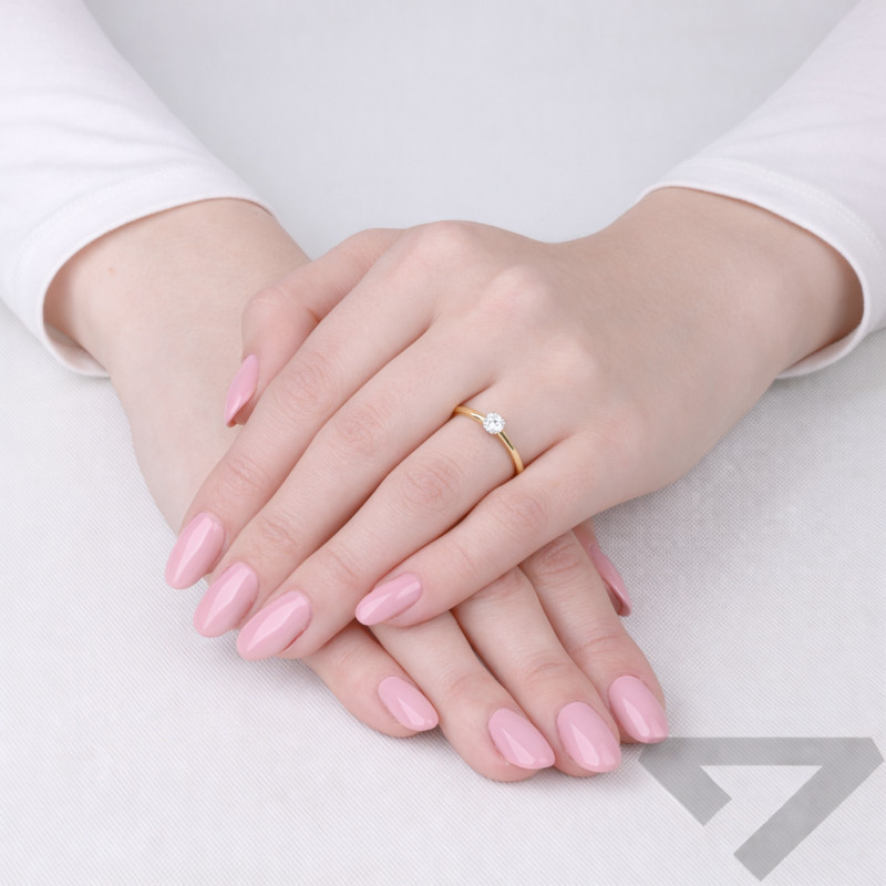 Objevte jedinečný zásnubní prsten s laboratorním diamantem 0,31 ct ze zlata 585. Luxusní design a certifikovaná kvalita. Ideální