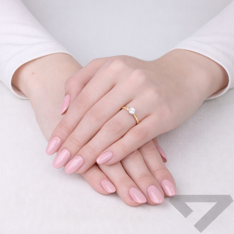 Objevte jedinečný zásnubní prsten ze zlata 585 s laboratorním diamantem 0,53 ct (E-F, VS). Klasická elegance a moderní design. P