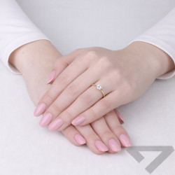 Objevte elegantní zásnubní prsten Soliter s laboratorním diamantem 0,58 ct ze zlata 585. Nadčasový design, briliantový brus, cer