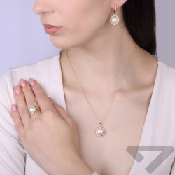 Objevte elegantní zlatý prsten s přírodní perlou a diamanty 0,03 ct v obchodě Jubiler Sezam. Dokonalý dárek pro každou ženu. Nak
