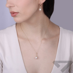 Objevte elegantní zlaté náušnice s přírodní perlou a diamanty 0,05 ct. Perfektní dárek pro každou ženu. Ryzost 585. Kupte nyní v