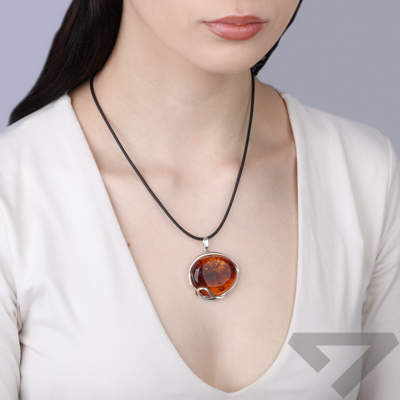 Stříbrný přívěsek 925 s koňakovým jantarem