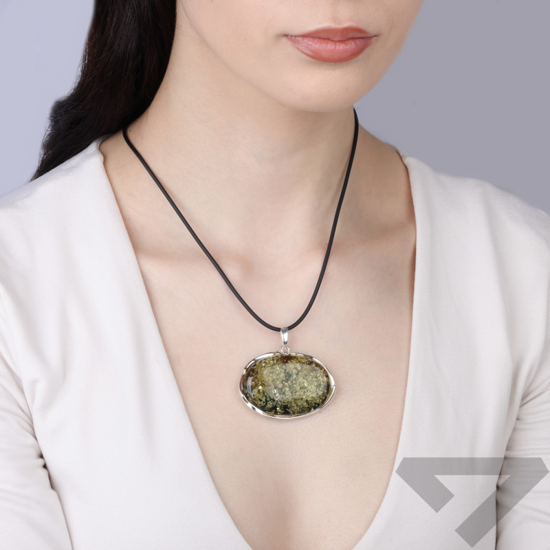 Stříbrný přívěsek ryzosti 925 s jantarem