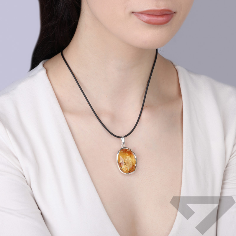 Stříbrný přívěsek s medovým<bos> oválným jantarem ryzosti 925