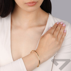 Zlatý náramek bangle 14kt hladký prezentovaný Miss Curaçao Quishantely Leito