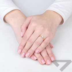 Zásnubní prsten ze zlata 585 Lily s diamantem 0,15 ct | iSezam.cz