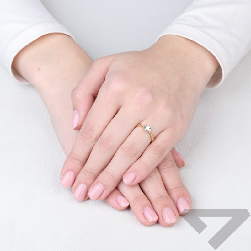Zásnubní prsten ze zlata 585 Lily s diamantem 0,15 ct | iSezam.cz