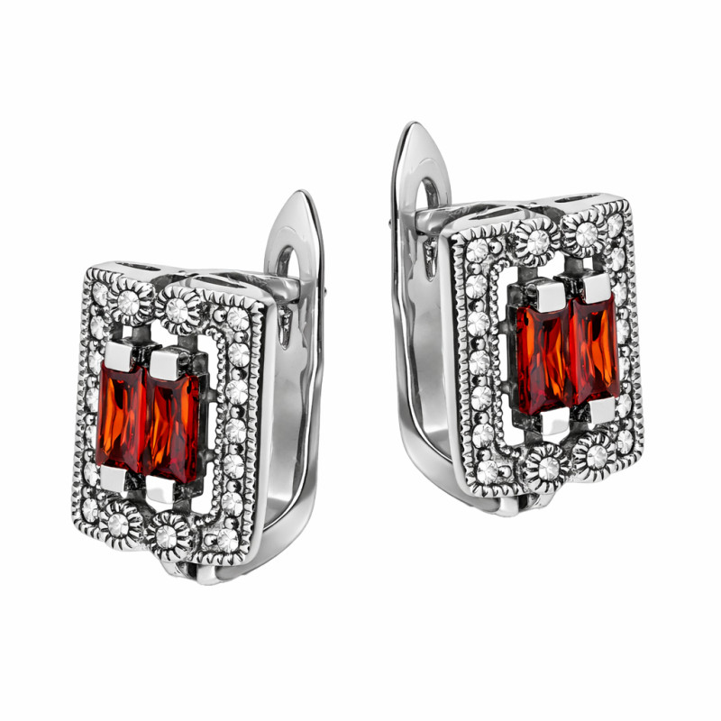 Objevte elegantní stříbrné náušnice ryzosti 925 s markazity a granátovými zirkony. Unikátní design s anglickým zapínáním. Nakupu