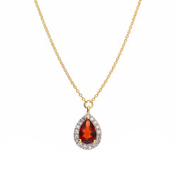 Objevte luxusní zlatý náhrdelník ve tvaru markýzy s granátem 0,44 ct a diamanty 0,09 ct. Ryzost 585. Ideální dárek. Nakupujte v 