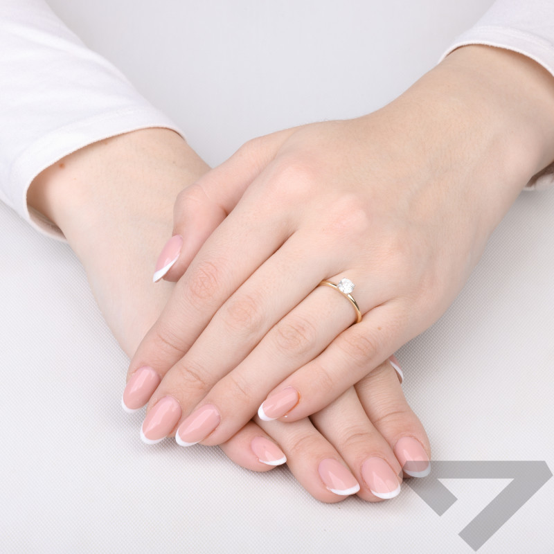 Objevte luxusní zásnubní prsten ze zlata 585 s laboratorním diamantem 0,56 ct. Certifikovaný a s oslnivým leskem. Ideální pro vá