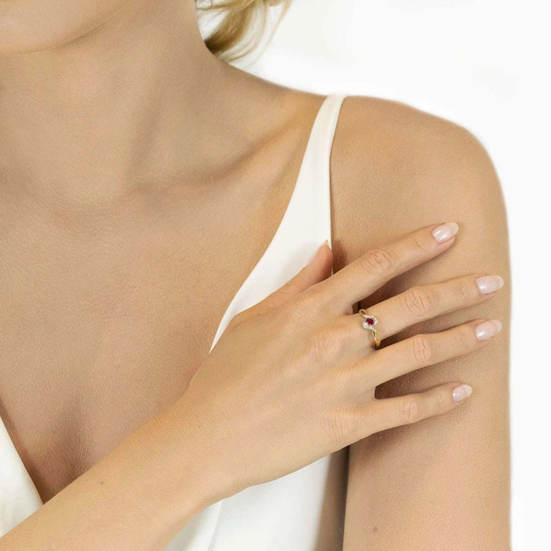 Zlatý prsten 585 s rubínem 0,24 ct a diamanty 0,05 ct