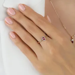 Zlatý prsten s rubínem a diamanty | iSezam.cz