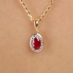 Objevte elegantní přívěsek s oválným rubínem 0,30 ct a diamanty 0,01 ct ze zlata 585. Dokonalý dárek, který podtrhne vaši žensko