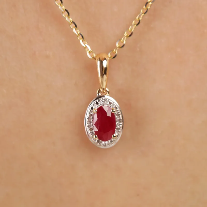 Objevte elegantní přívěsek s oválným rubínem 0,30 ct a diamanty 0,01 ct ze zlata 585. Dokonalý dárek, který podtrhne vaši žensko