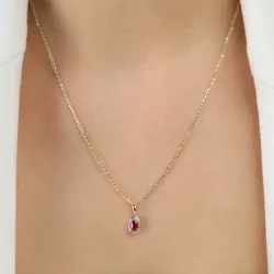 Objevte elegantní přívěsek s oválným rubínem 0,30 ct a diamanty 0,01 ct ze zlata 585. Dokonalý dárek, který podtrhne vaši žensko