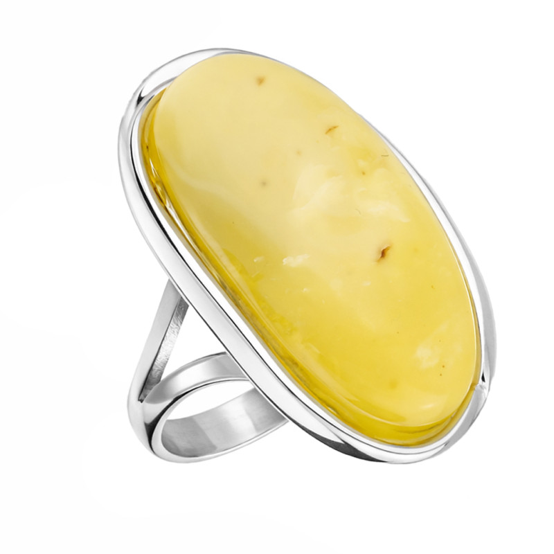 Objevte elegantní stříbrný prsten 925 s velkým mléčným jantarem. Ruční práce, minimalistický design. Ideální dárek pro každou př