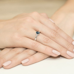 Prsten s Topazem London Blue a Diamanty ryzost 585 - iSezam.cz