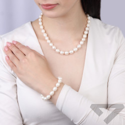 Objevte okouzlující náhrdelník z barokních perel (8–10 mm) se zapínáním ze stříbra 925. Nadčasová elegance pro každou příležitos