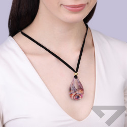 Objevte jedinečný náhrdelník z růžového a fialového skla Murano ve tvaru kapky. Ruční výroba, umělecký design. Perfektní dárek. 
