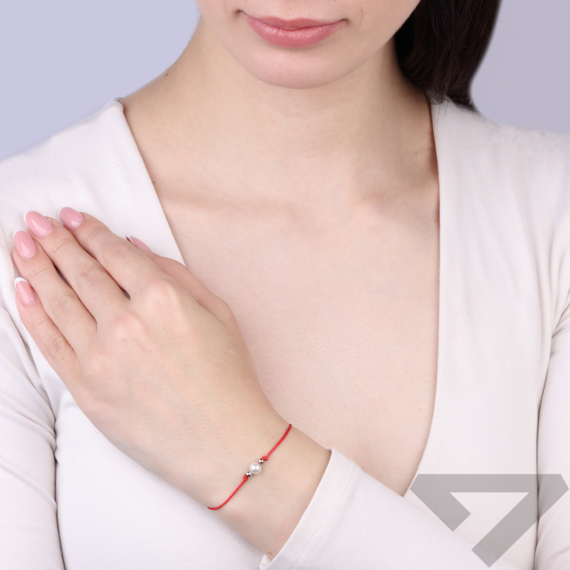 Stříbrný náramek s bílou perlou a kuličkami na červené šňůrce