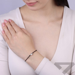 Černý náramek s jetelíčkem ze zirkonů ze stříbra 925Stylový náramek ze stříbra ryzosti 925 je kombinací decentních šperků a moderní formy. Jemná černá šňůrka mu dodává lehkost a neformální charakter, díky čemuž se skvěle hodí jak k dennímu, tak k elegantn