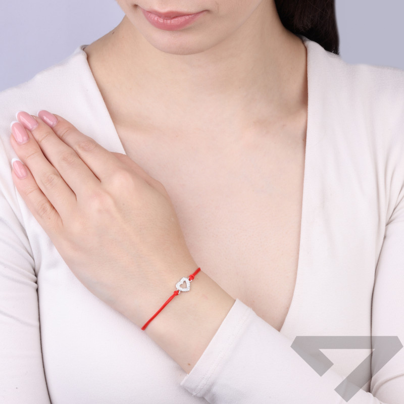 Náramek ze šňůrky v červené barvě se srdcem ze zirkonů, stříbro 925