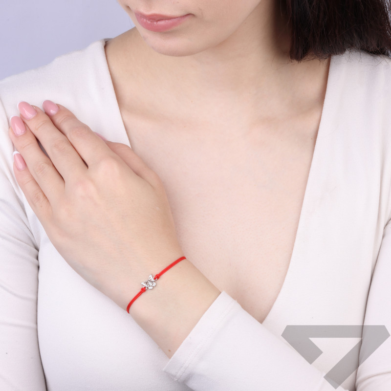 Náramek stříbrný 925 motýlek s průřezy na červené šňůrce