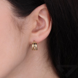 Objevte okouzlující zlaté kruhové náušnice o průměru 12 mm ze zlata ryzosti 585. Moderní design, patentní zapínání. Ideální dáre