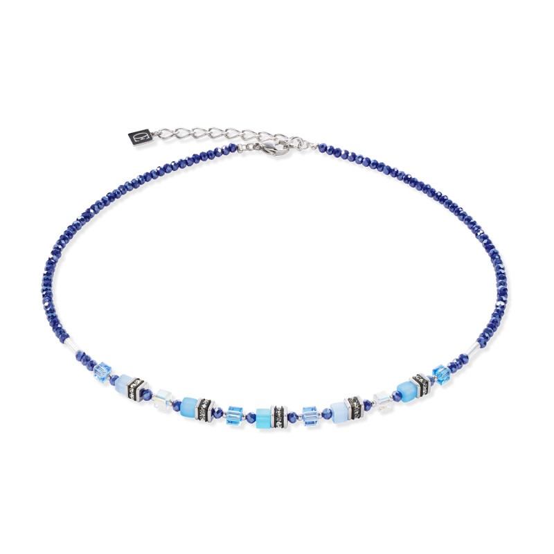 Tento úchvatný náhrdelník Mini Cubes blue od COEUR DE LION kombinuje modré prvky s krystaly Swarovski® a nerezovou ocelí. Ruční 