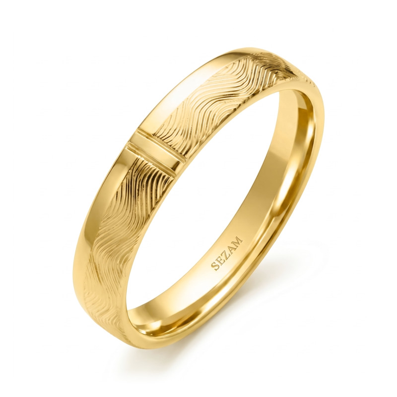 Elegantní snubní prsten ze zlata ryzosti 585. Šířka 4 mm, půlkruhový profil s matovaným zdobením. V ceně gravírování, balení i v