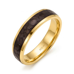 Objevte moderní zlatý snubní prsten ryzosti 333 s elegantním karbonovým detailem (šířka 6 mm). Ideální pro váš jedinečný den. Vy